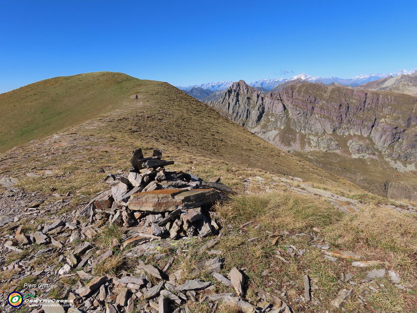 51 Costone ovest erboso del Pizzo Farno e Pizzo del Becco.JPG